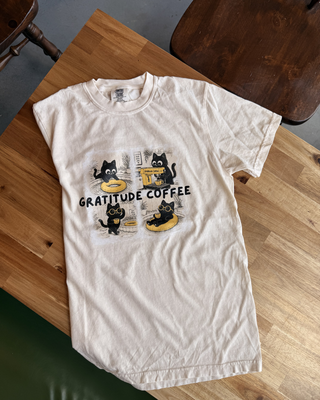 Cat by the pool heavyweight t-shirt